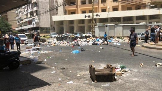 مواطنون قطعوا الطريق في حي الحاج حافظ في صيدا بسبب تراكم النفايات في الشوارع وانبعاث الروائح الكريهة