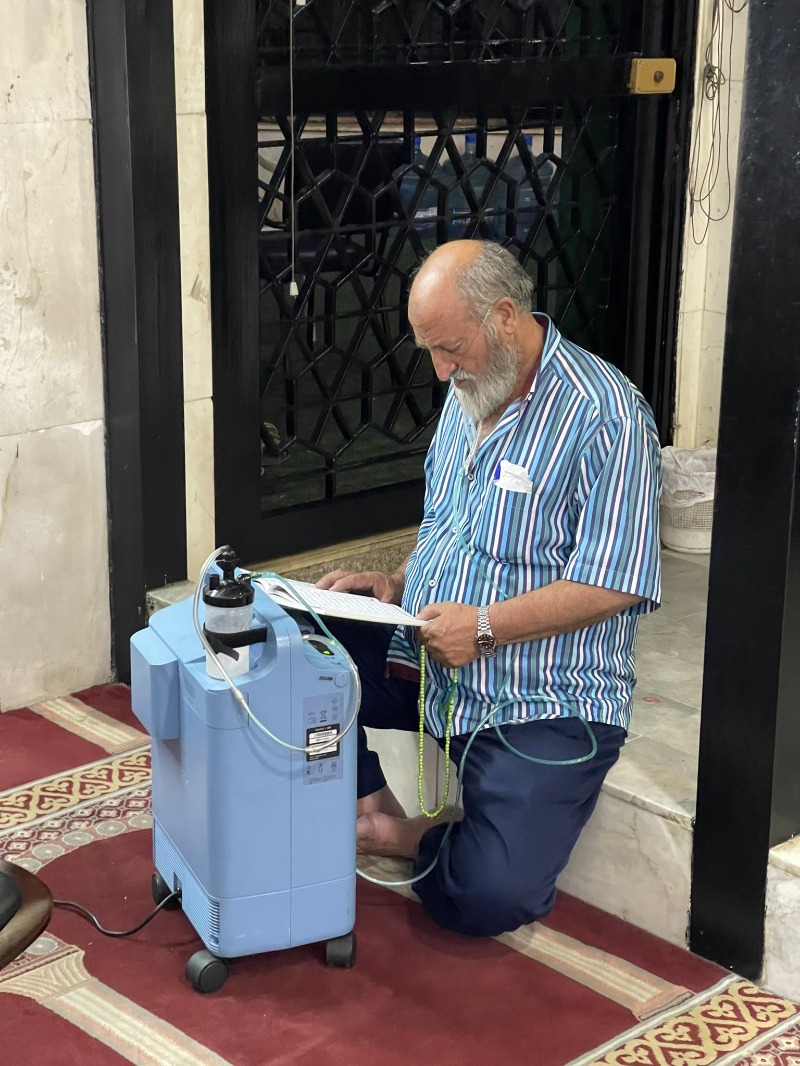 صورة موجعة تفطر القلوب.. لجأ إلى المسجد فجراً لتشغيل آلة الاوكسجين وهذه قصته