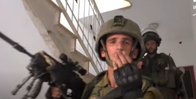 بتسيلم: مضايقات وشتائم جنسية من قبل جنود الاحتلال والمستوطنين بالخليل (فيديو)