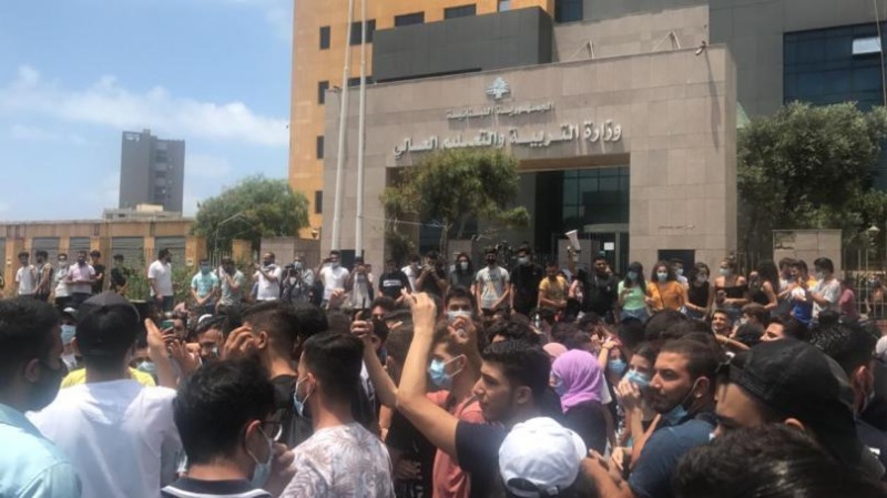 تظاهرات للطلاب من مختلف المناطق أمام وزارة التربية  وقطع الطريق في المحلّة