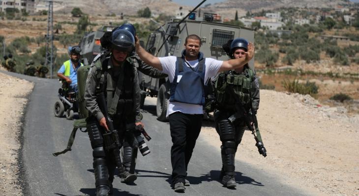 الاحتلال يحتجز عدداً من الصحفيين في قرية التوانة جنوب الخليل