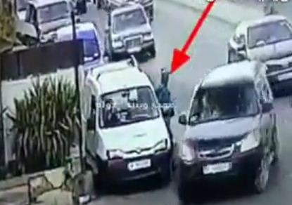 بالفيديو.. ستيني يسرق سيارة في وضح النهار وكاميرات المراقبة إلتقط فعلته!