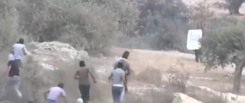 بالفيديو: جنود الاحتلال يتراجعون امام صمود أبناء الشعب الفلسطيني في بيتا.
