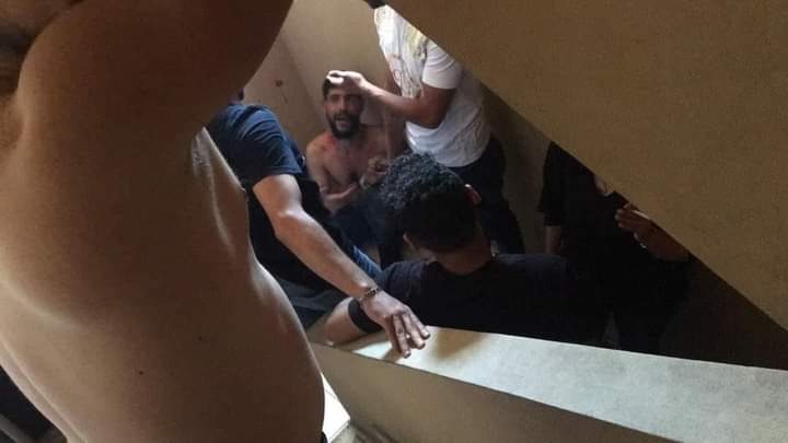 القبض على شخص يستعمل زجاجة عطر بداخلها بنج ويطرق أبواب المباني في طريق الجديدة شارع حمد