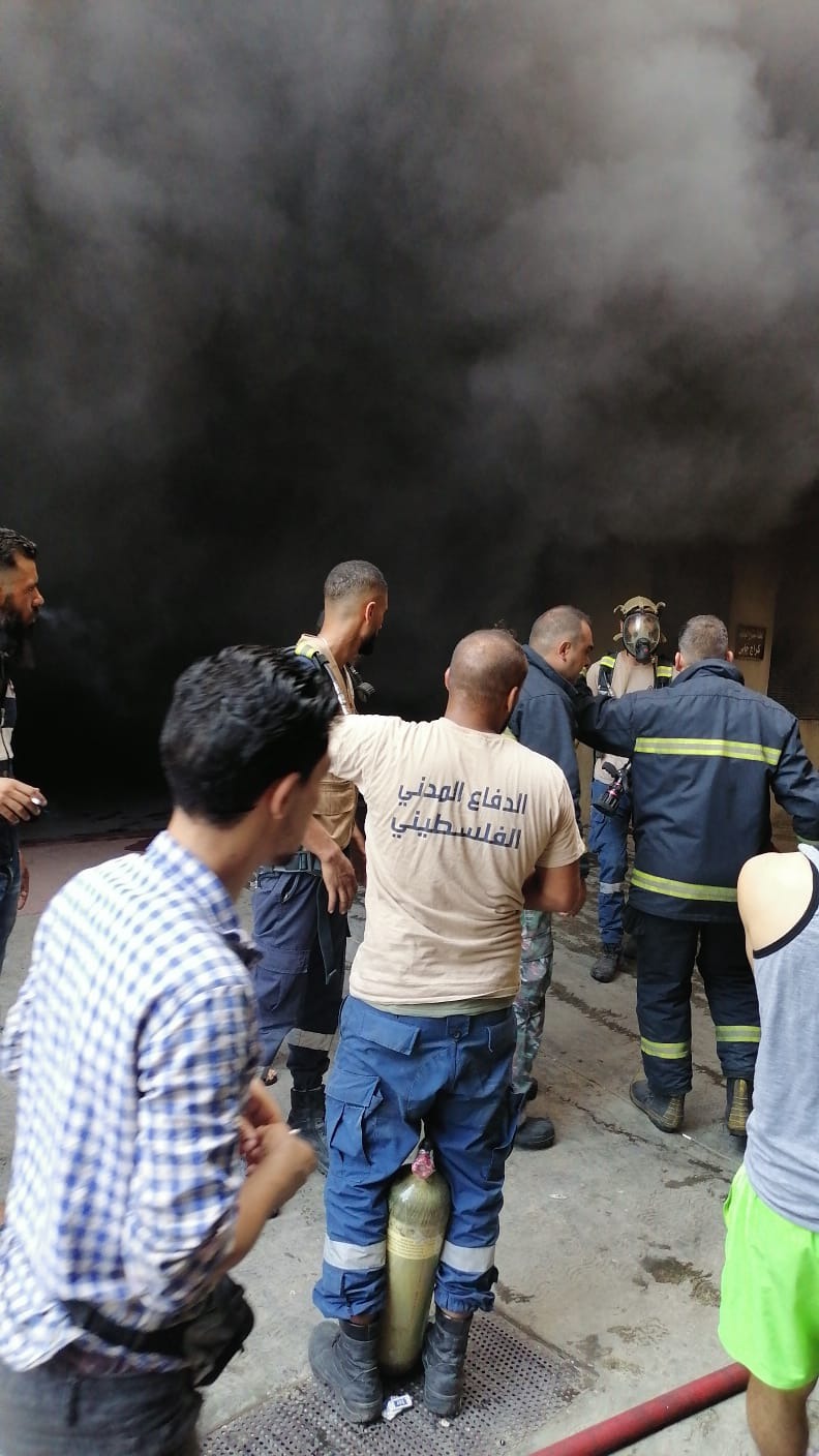 بالصور - اندلاع حريق كبير في منطقة جبل البداوي داخل مستودع تابع لمبنى الفخارية