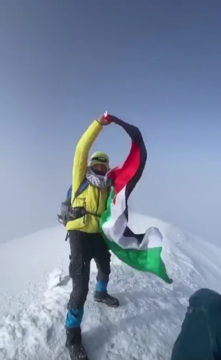 "رحالة فلسطين المقدسي" يرفع علم بلاده على قمة جبل أرارت التركي