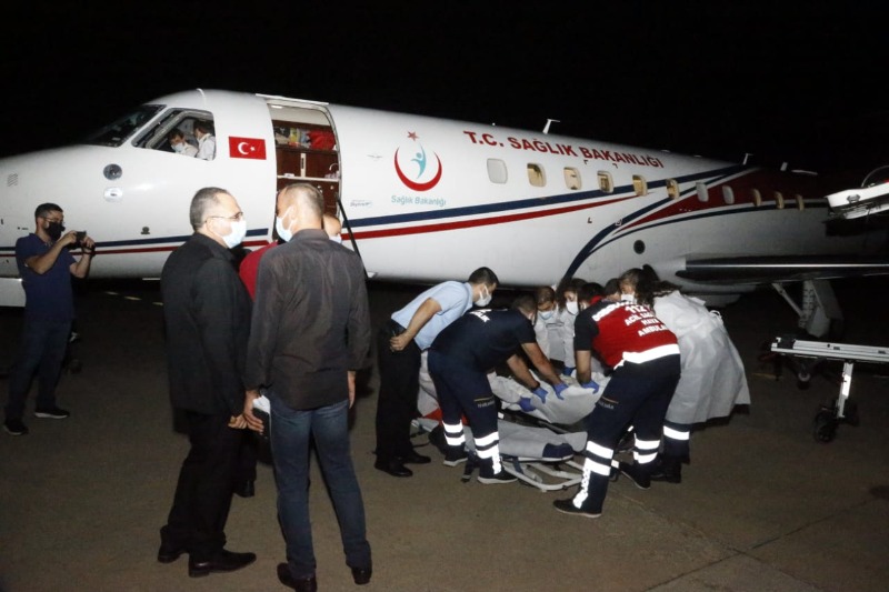 السفير التركي وممثل وزير الصحة استقبلا الطائرة التركية في المطار