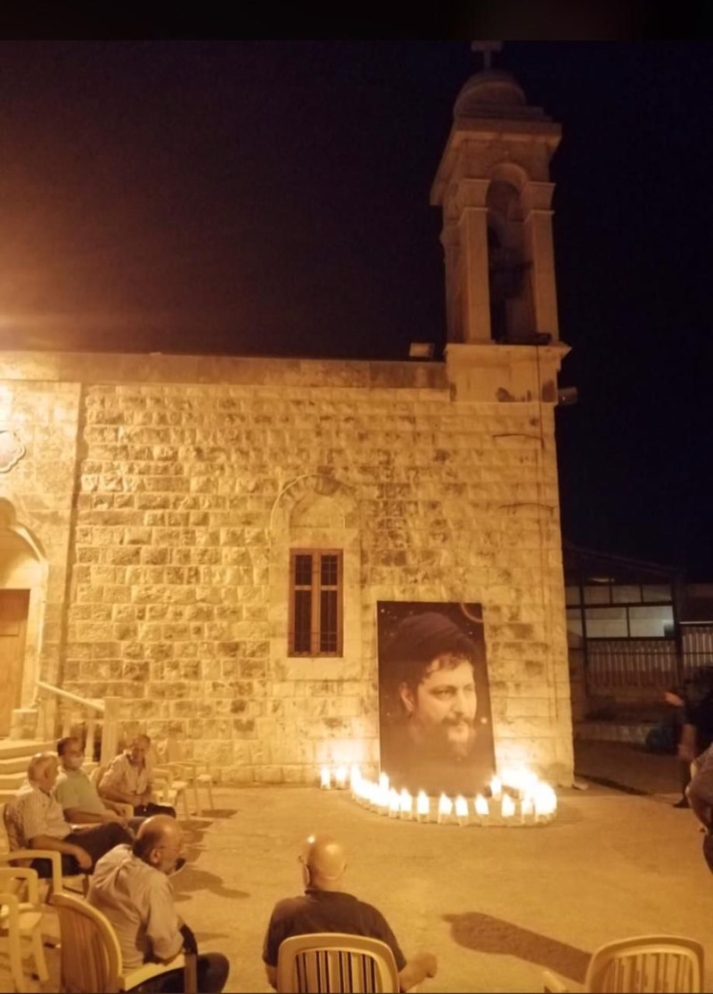 مغدوشة تضع صورة الإمام الصدر محاطا بالشموع أمام كنيستها