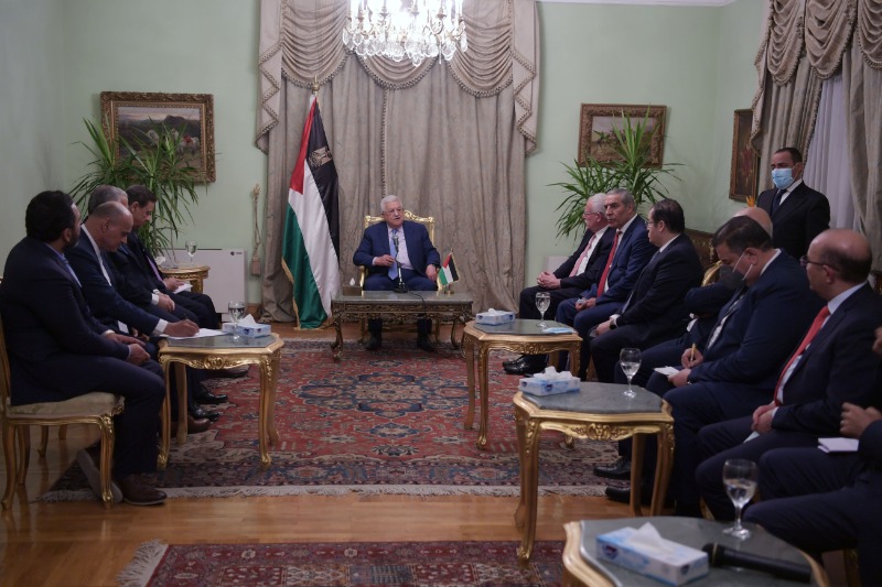 الرئيس عباس يلتقي عدداً من كبار الإعلاميين المصريين