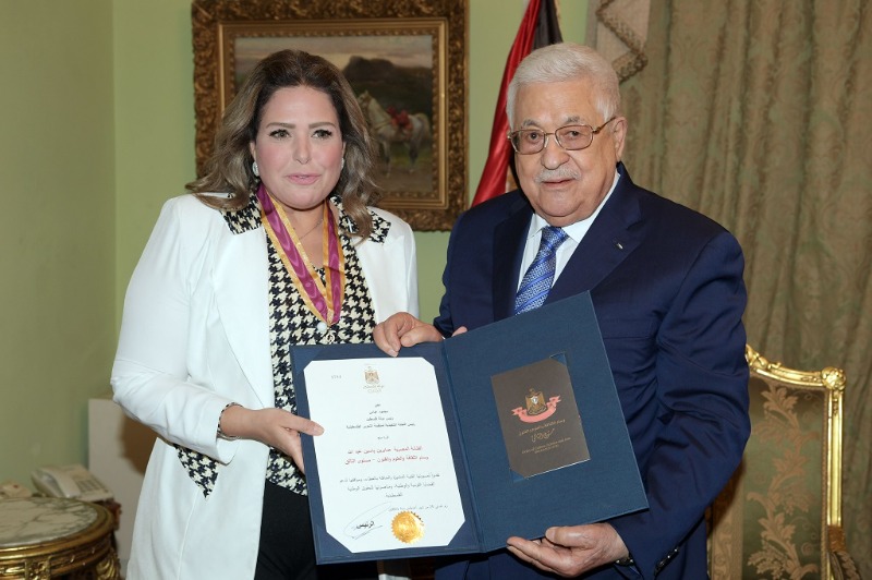 الرئيس عباس يقلّد الفنانة المصرية صابرين وسام الثقافة لدولة فلسطين