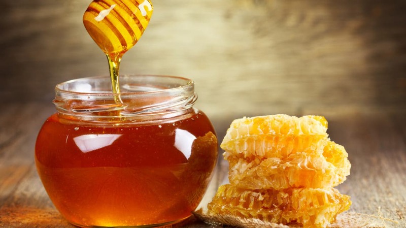 الفرق بين العسل الطبيعي والمزيف