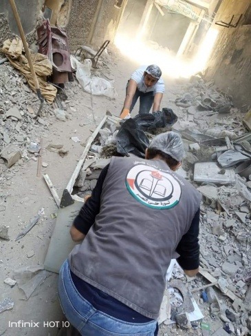 السفير عبد الهادي يتفقد مخيم اليرموك ويتطلع على أعمال إزالة الركام