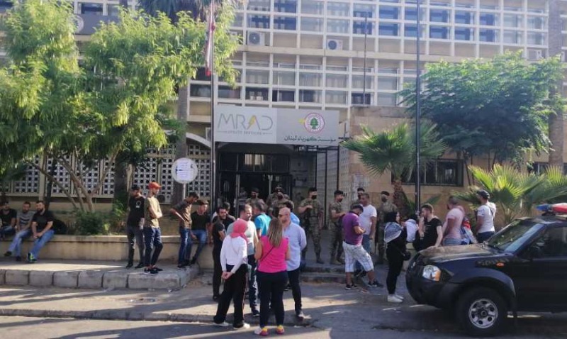 اعتصام شبان من حراك صيدا أمام كهرباء لبنان احتجاجاً على انقطاع التيار