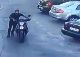بالفيديو: حاولا سرقة دراجة نارية..وهذا ما حصل!
