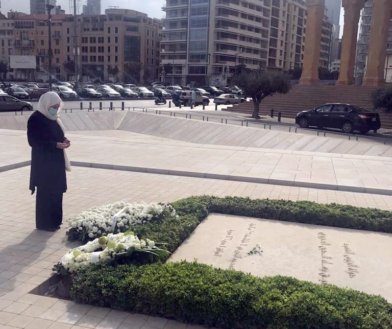 بهية الحريري تزور ضريح شقيقها الرئيس الشهيد رفيق الحريري بذكرى ميلاده الـ77