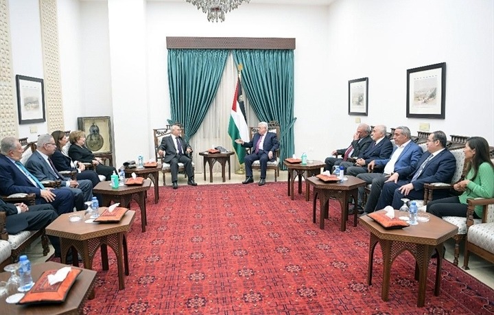 الرئيس عباس يستقبل وفد مجلس أمناء مؤسسة ياسر عرفات