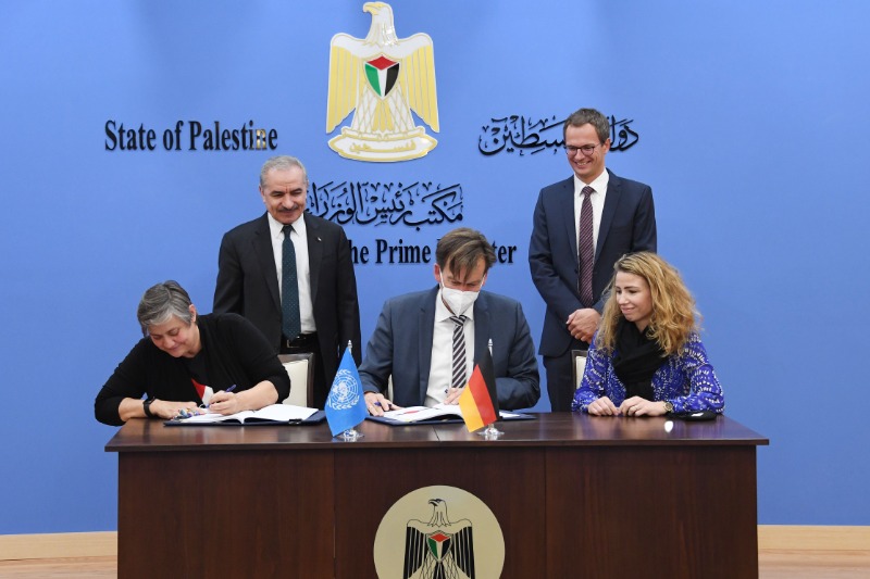 برعاية رئيس الوزراء الفلسطيني: توقيع اتفاقية دعم بقيمة 10 ملايين يورو لصالح مشاريع للبنية التحتية