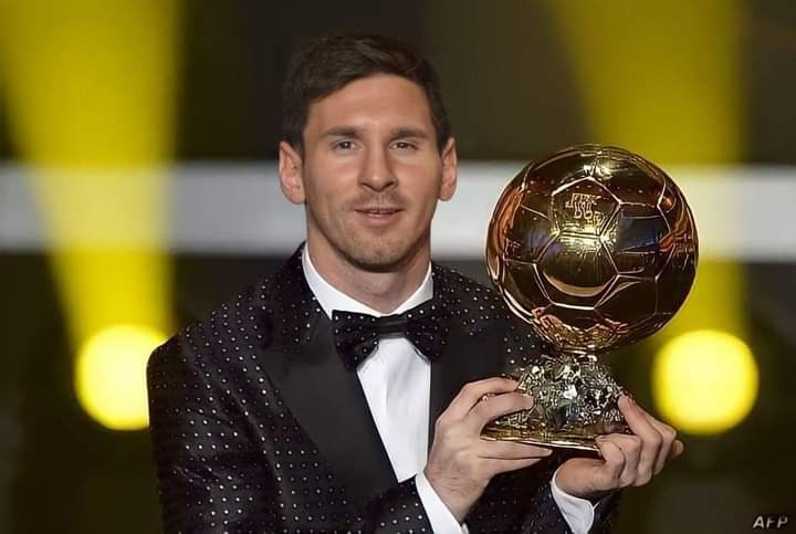 عاجل | ليونيل ميسي نجم باريس سان جيرمان والمنتخب الأرجنتيني يفوز بجائزة الكرة الذهبية لعام 2021