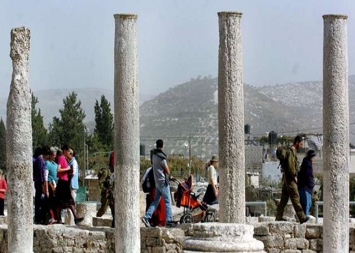 مستوطنون يقتحمون الموقع الأثري في سبسطية-شمال نابلس