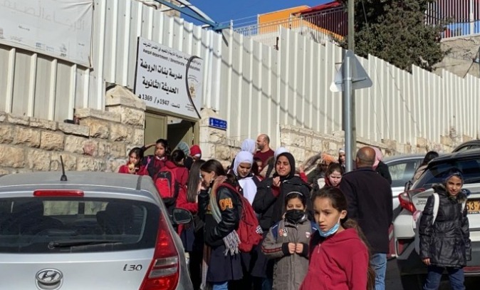 على خلفية عملية طعن.. الاحتلال يعتقل طالبتين ومعلمة ومديرة مدرسة في القدس (صور)