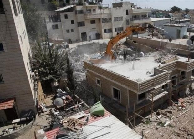 الاحتلال يهدم منزلا ويستكمل هدم آخر في القدس