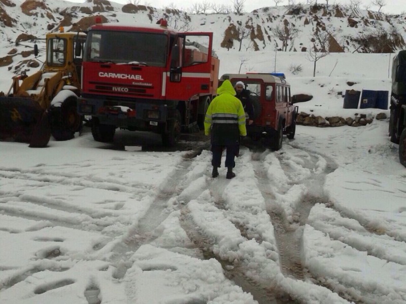 إنقاذ مواطنين احتجزا بالثلوج على طريق فقرا