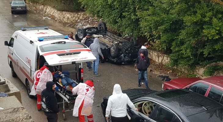 جريحان في إنقلاب سيارة من فوق الجسر بالقرب من مدخل صيدا الشمالي