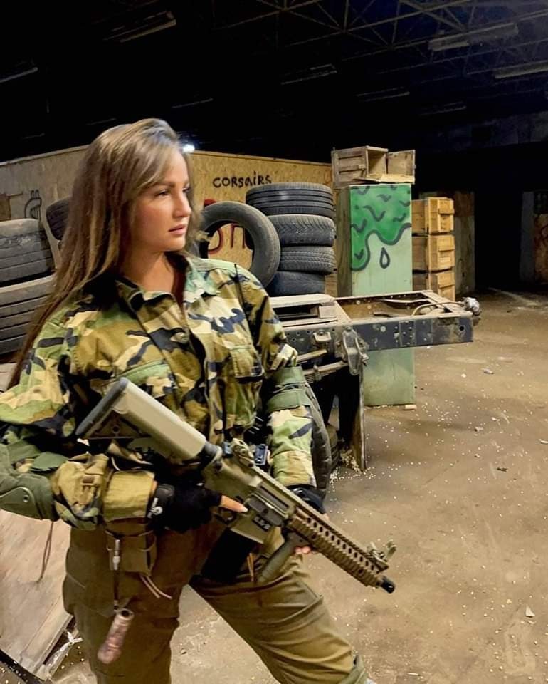 أناستاسيا لينا.. ملكة جمال أوكرانيا التي تحمل السلاح ضد الجيش الروسي