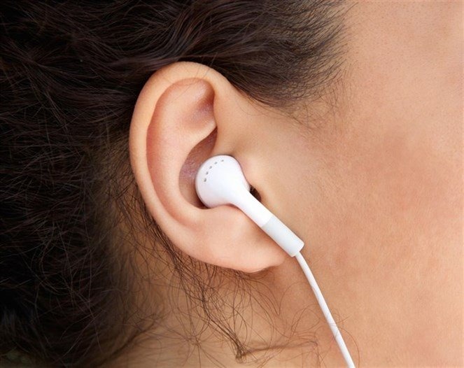تحذيرات من استخدام سماعات الأذن طويلا.. وهذه أضرارها
