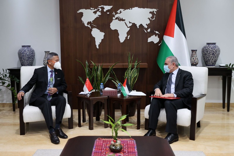 رئيس الوزراء الفلسطيني يبحث مع وزير خارجية سنغافورة تعزيز التعاون المشترك