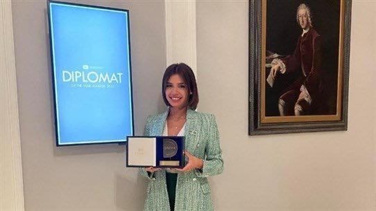 دبلوماسيّة لبنانيّة تفوز بجائزة في لندن