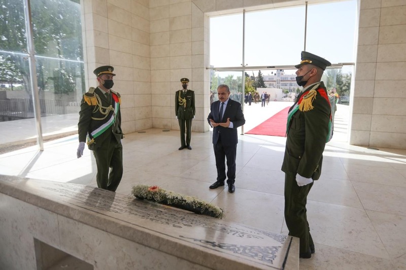 نيابة عن الرئيس عباس..  رئيس الوزراء اشتية يضع إكليلاً من الزهور على ضريح الشهيد ياسر عرفات
