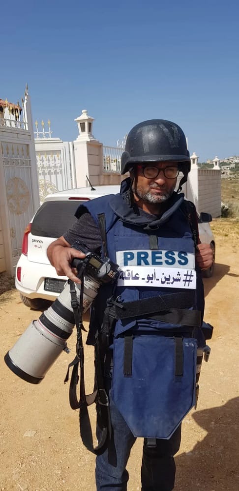 بالصور: صحافيون وضعوا إسم الإعلامية شيرين أبو عاقلة على ستراتهم الواقية خلال تغطية اقتحام الإحتلال لمخيم جنين