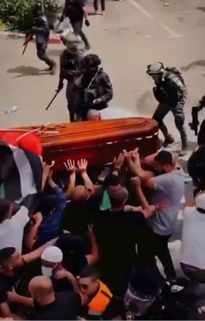 بالفيديو: قوات الاحتلال الإسرائيلي تسقط التابوت الذي يحمل جثمان شيرين أبو عاقلة في القدس المحتلة