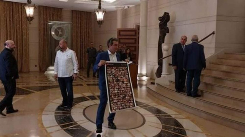 النائب مارك ضو يرفع في مجلس النواب صورة عليها لائحة باسماء شهداء انفجار مرفأ بيروت