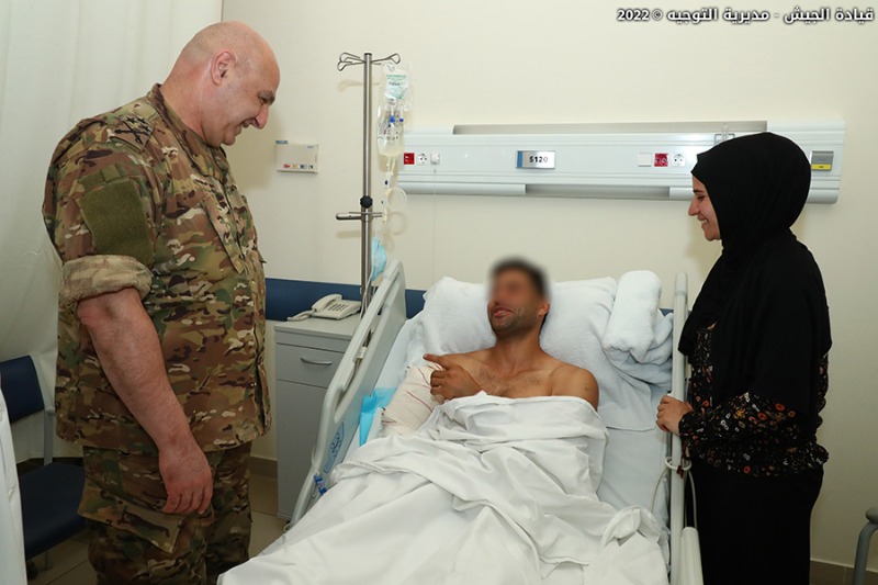 بالصور : قائد الجيش يزور العسكريين الذين أصيبوا في منطقة الشراونة