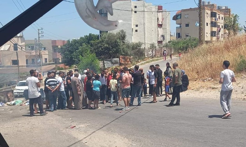 بالصور .. أهالي منطقة سيروب يقطعون الطريق احتجاجاً على انقطاع المياه والكهرباء عن بيوتهم