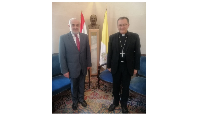 اسعد الحريري سلم السفير البابوي دعوة لزيارة الشمال