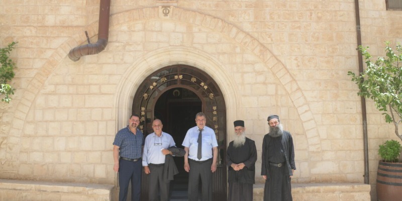خلال زيارته لدير مار سابا، خوري: أملاك الكنائس أرث تاريخي فلسطيني علينا أن نحافظ عليها