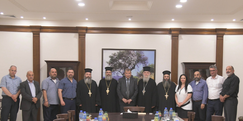 خوري يسلم ممثلي رعية بيت جالا للروم الارثوذكس نسخة من مرسوم انشاء مجلس رعوي