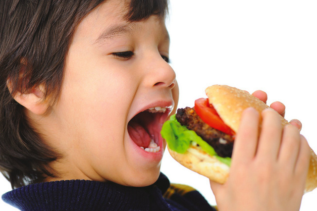 الأطعمة الجاهزة لها تأثير خطير على صحة الأطفال