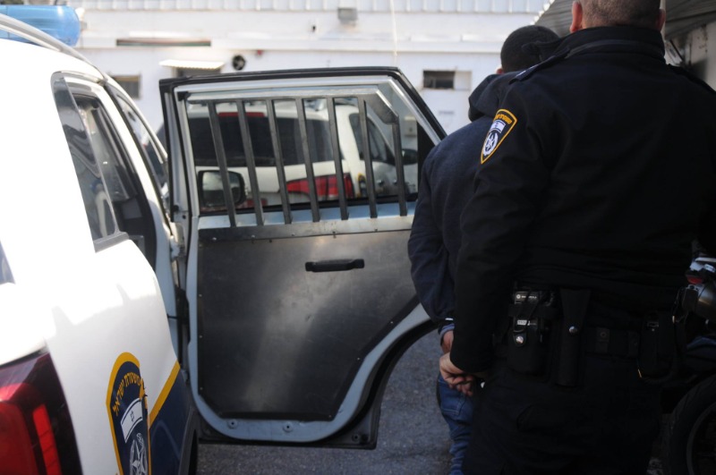 الشرطة الإسرائيلية تعتقل زوجين وتترك طفليهما يصرخان داخل السيارة
