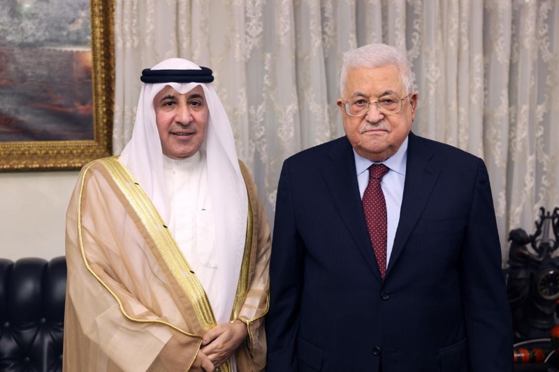 الرئيس عباس يستقبل سفير الكويت غير المقيم لدى فلسطين
