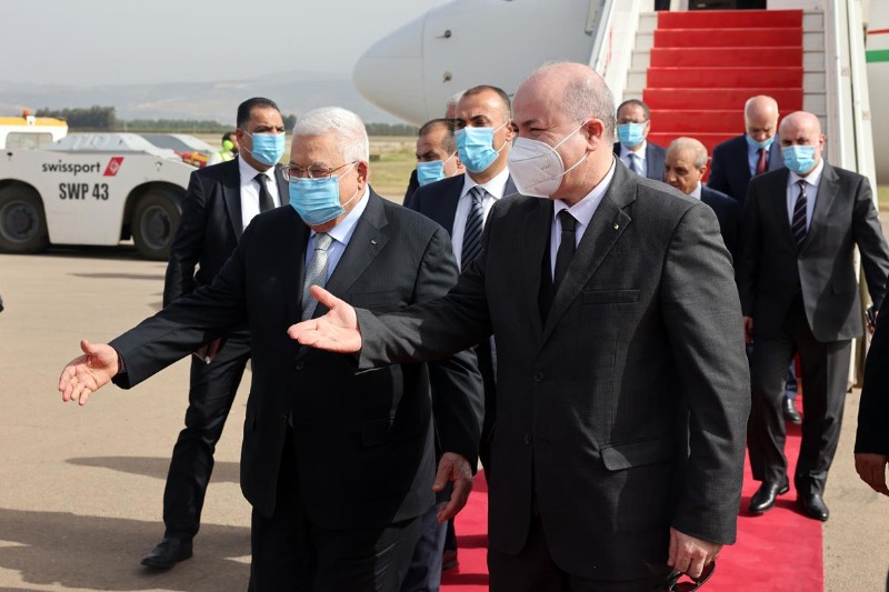 الرئيس عباس  يصل الجزائر للمشاركة في احتفالات الذكرى الـ 60 لاستقلالها