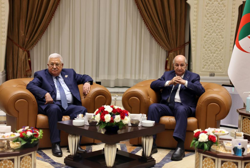 الرئيس عباس يجتمع مع نظيره الجزائري