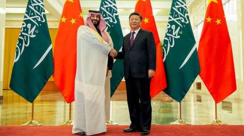 الصين والسعودية تسعيان للتخلي عن الدولار في التعاملات النفطية