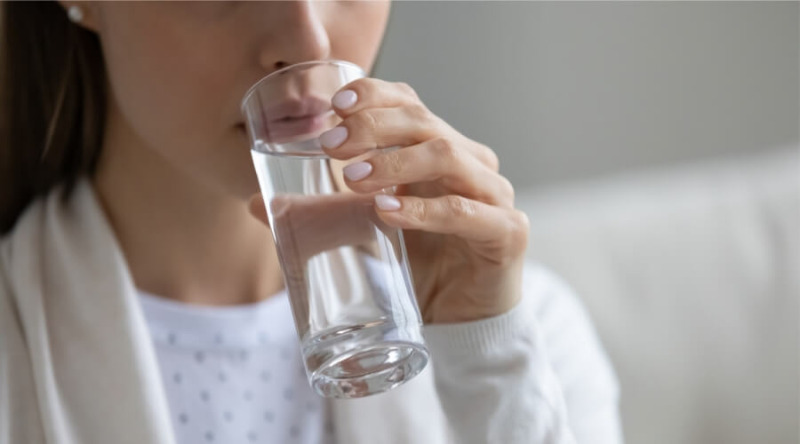 لماذا يفضّل تجنب شرب الماء قبل النوم مباشرة؟