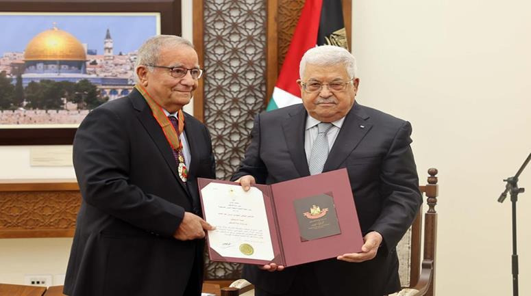 الرئيس عباس يمنح أوسمة تقدير لمناضلين في سبيل القضية الفلسطينية