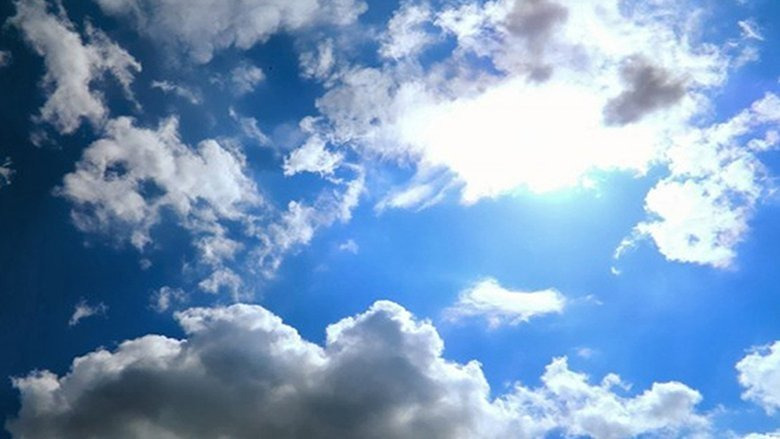 الطقس غدا غائم جزئيًا مع انخفاض طفيف في درجات الحرارة