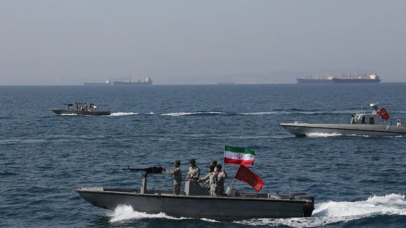 الحرس الثوري الإيراني يحتجز سفينة أجنبية في الخليج لتهريب وقود الديزل